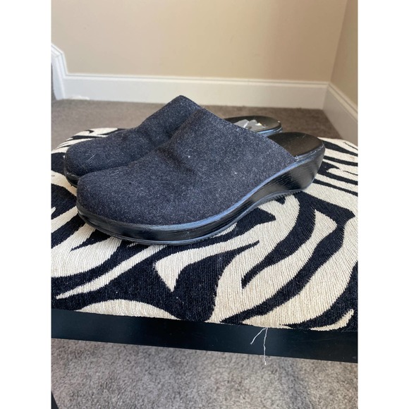 Clarks dark gray charcoal wool clogs, women's size 8 - Picture 9 of 12